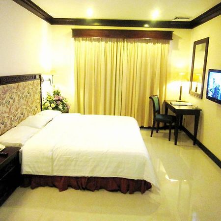 Equator Hotel Surabaya Room photo
